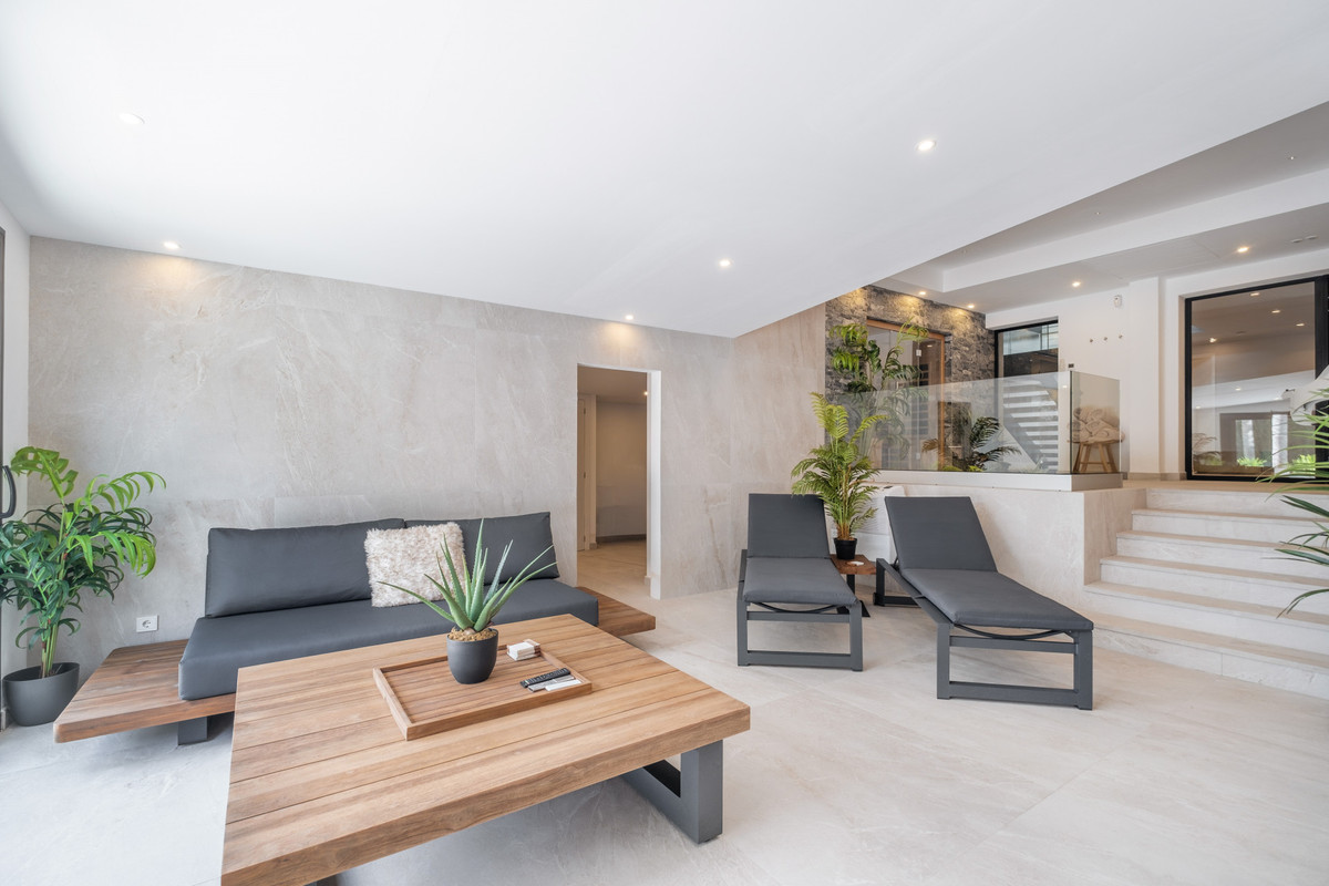 6 Bed Townhouse for sale in El Paraiso Costa Del Sol, Málaga, Spain