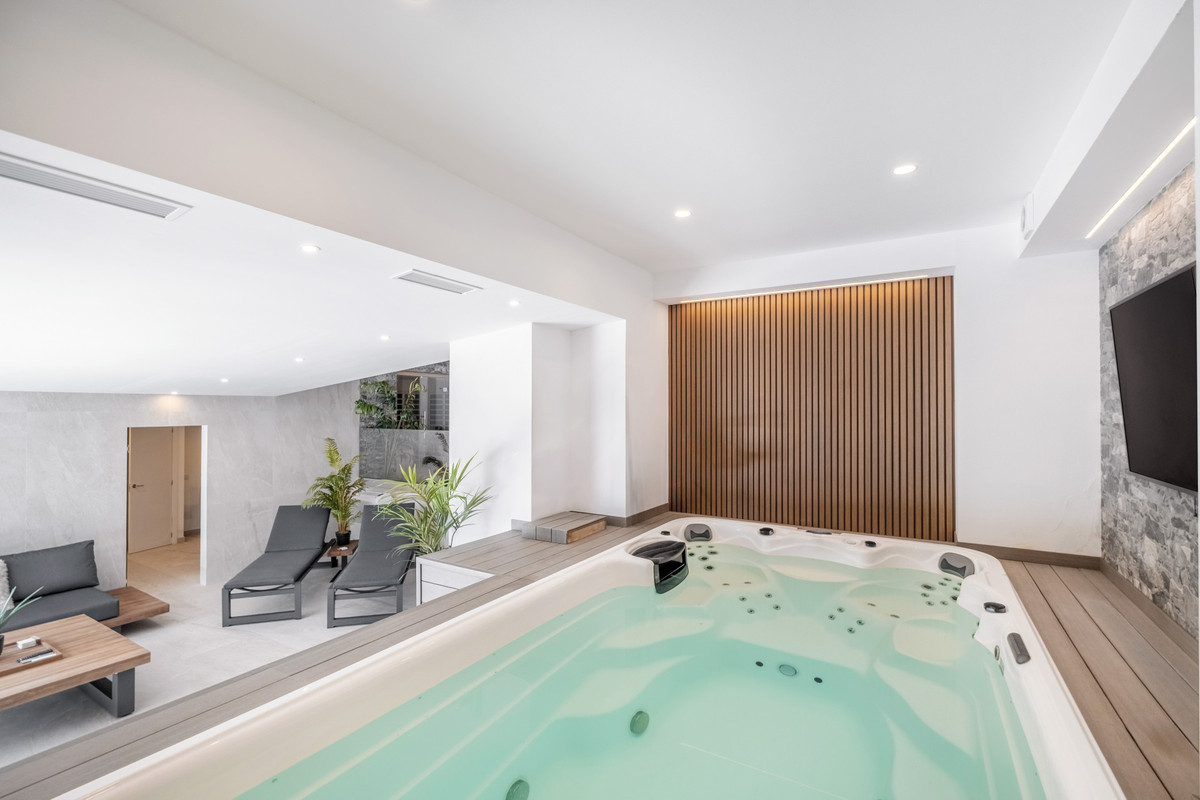 6 Bed Townhouse for sale in El Paraiso Costa Del Sol, Málaga, Spain