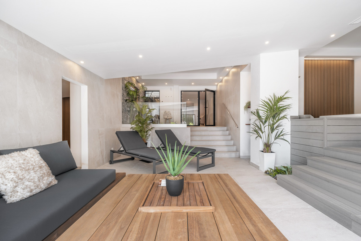 6 Bed Townhouse for sale in El Paraiso Costa Del Sol, Málaga, Spain