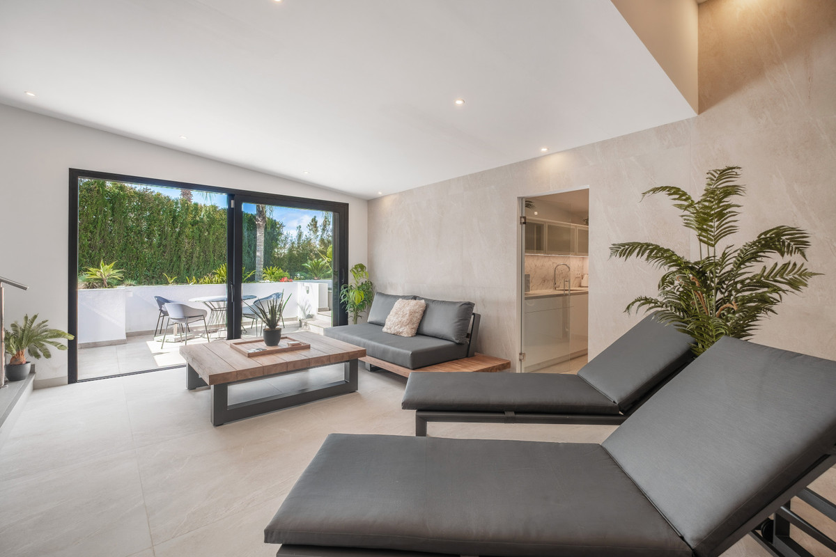 6 Bed Townhouse for sale in El Paraiso Costa Del Sol, Málaga, Spain