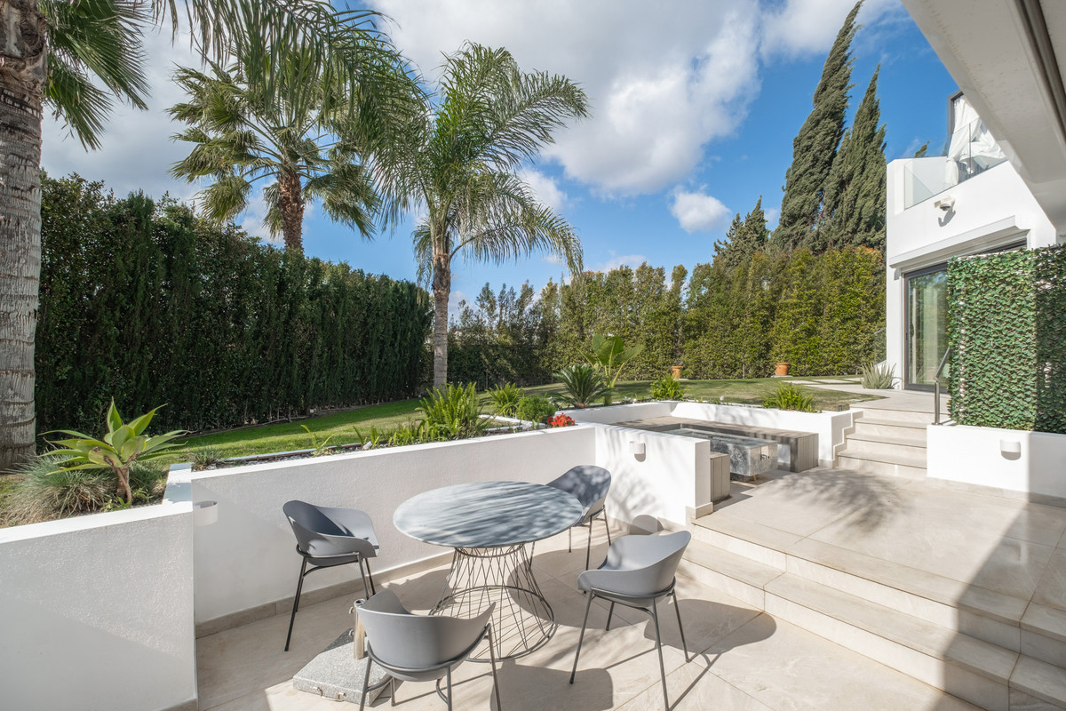6 Bed Townhouse for sale in El Paraiso Costa Del Sol, Málaga, Spain