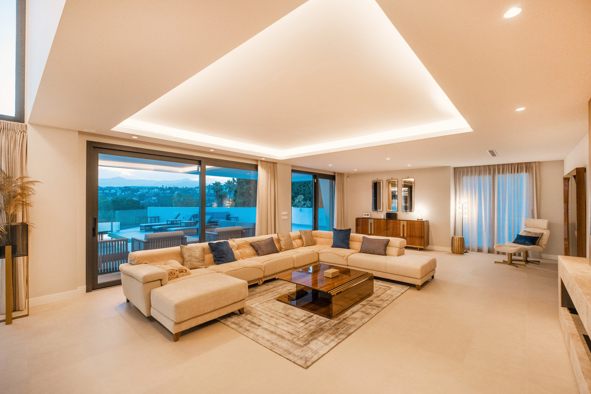 6 Bed Townhouse for sale in El Paraiso Costa Del Sol, Málaga, Spain