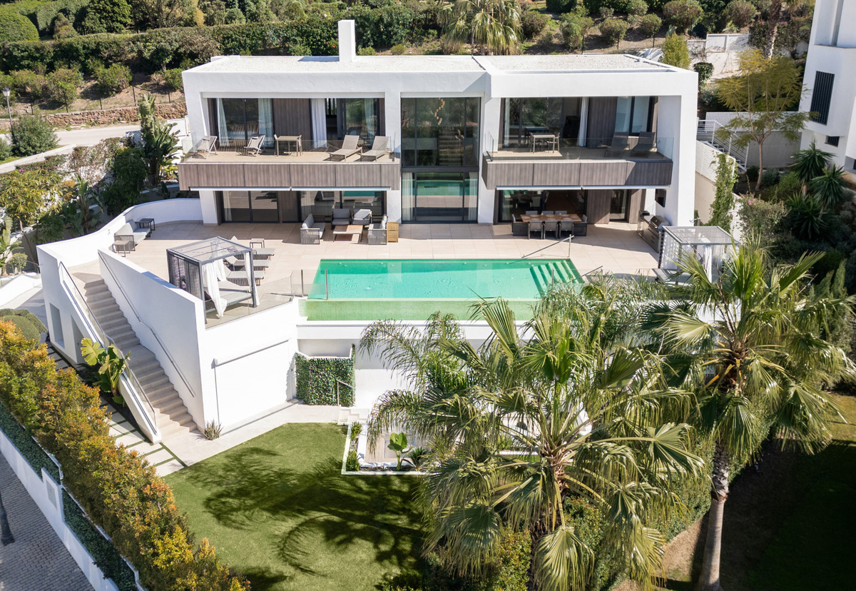 6 Bed Townhouse for sale in El Paraiso Costa Del Sol, Málaga, Spain