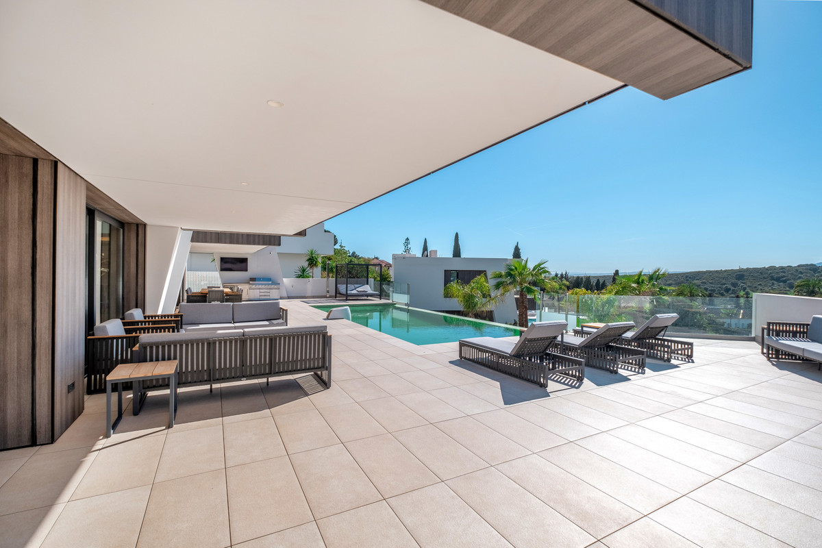 6 Bed Townhouse for sale in El Paraiso Costa Del Sol, Málaga, Spain