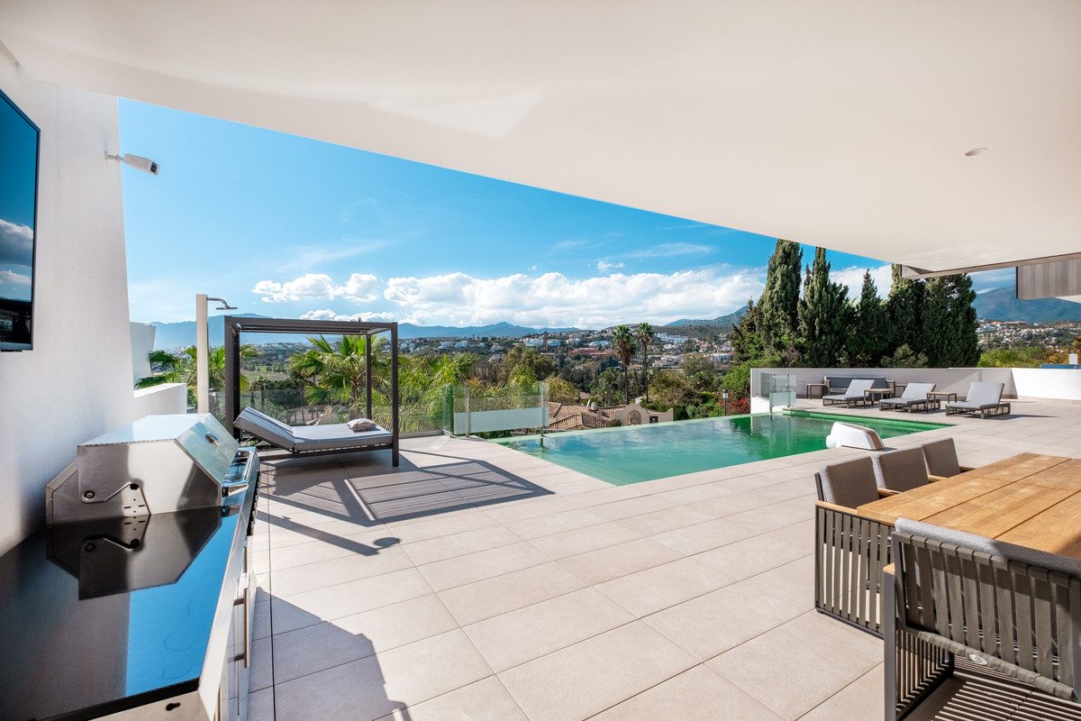 6 Bed Townhouse for sale in El Paraiso Costa Del Sol, Málaga, Spain