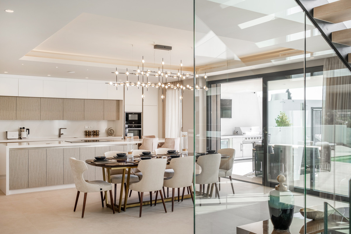 6 Bed Townhouse for sale in El Paraiso Costa Del Sol, Málaga, Spain