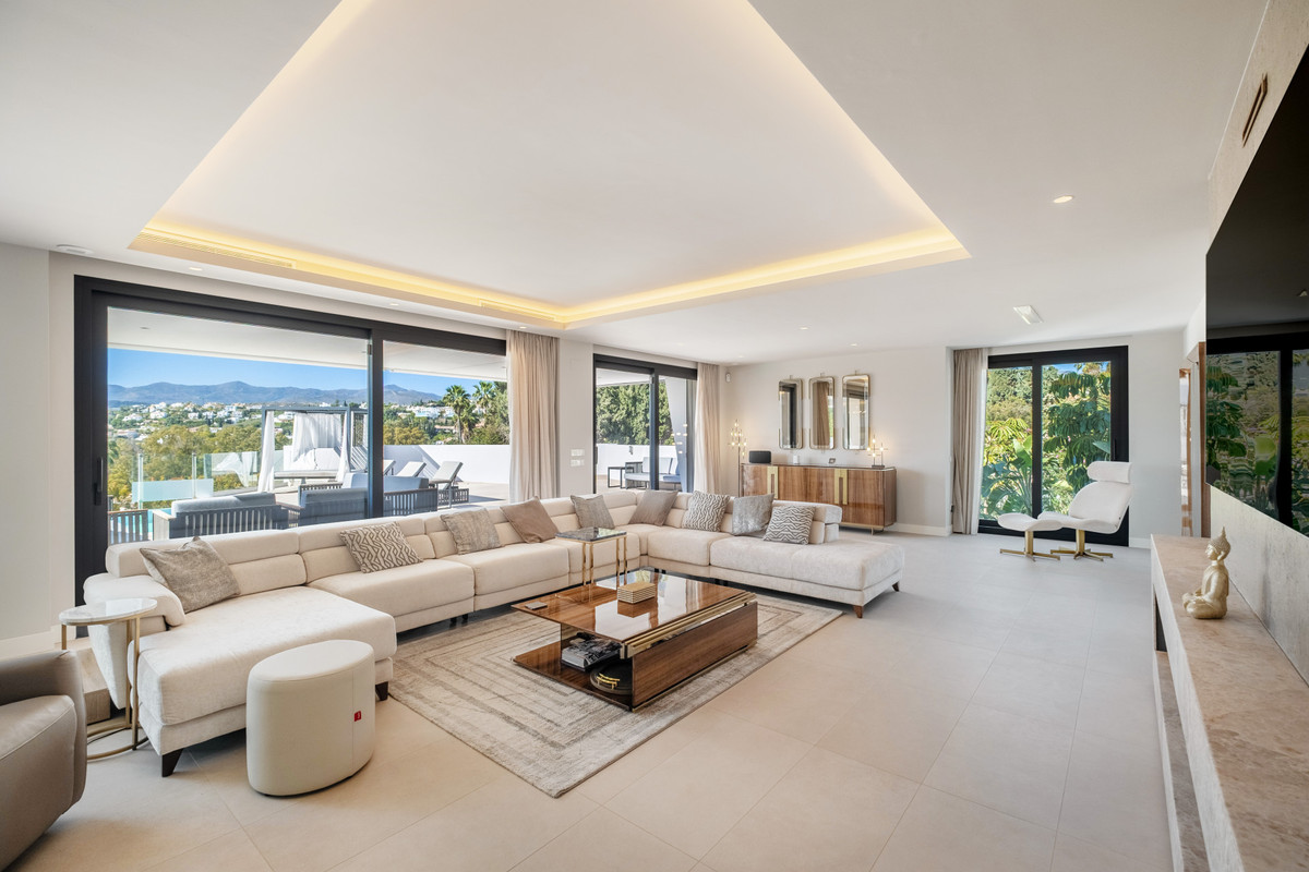 6 Bed Townhouse for sale in El Paraiso Costa Del Sol, Málaga, Spain