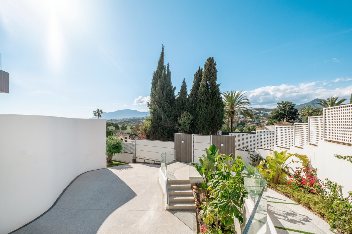 6 Bed Townhouse for sale in El Paraiso Costa Del Sol, Málaga, Spain