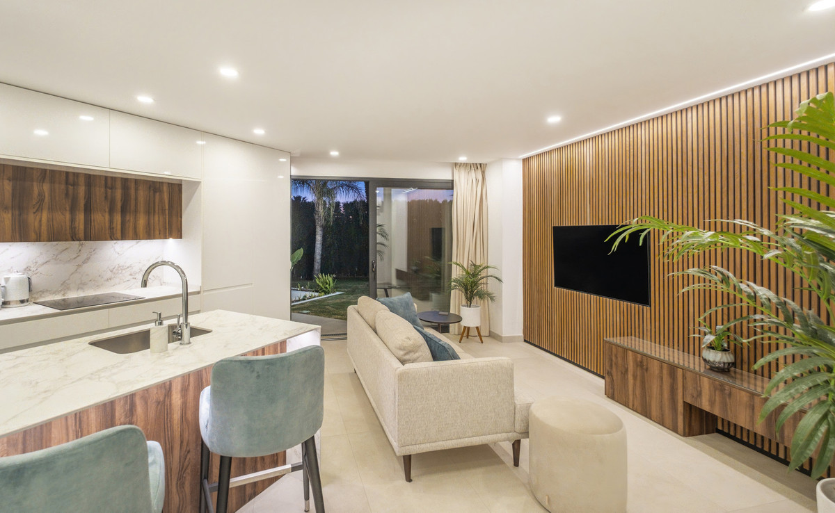 6 Bed Townhouse for sale in El Paraiso Costa Del Sol, Málaga, Spain