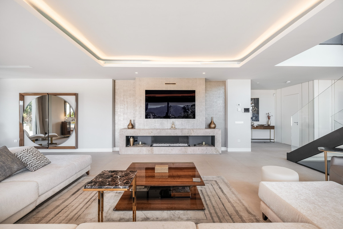6 Bed Townhouse for sale in El Paraiso Costa Del Sol, Málaga, Spain