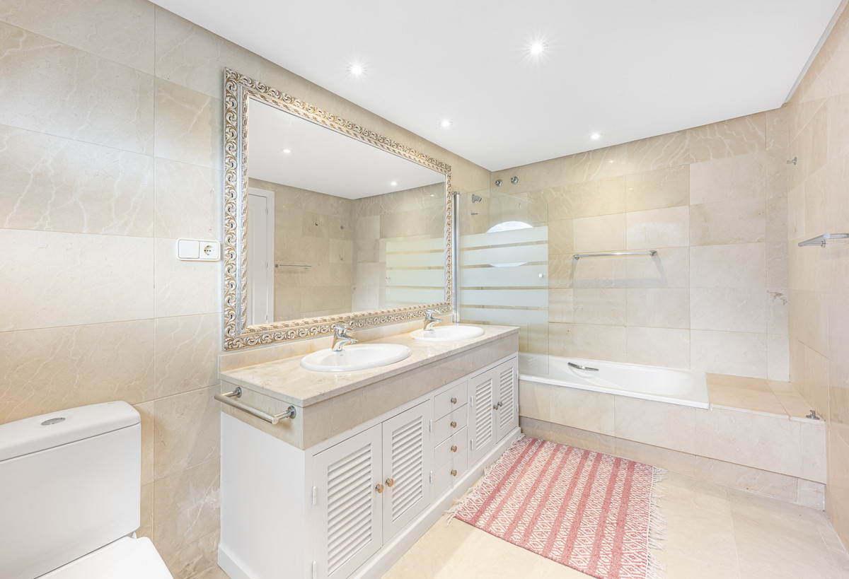 Se vende Villa - Chalet de 4 dormitorios en Costa Del Sol, Cadiz, España