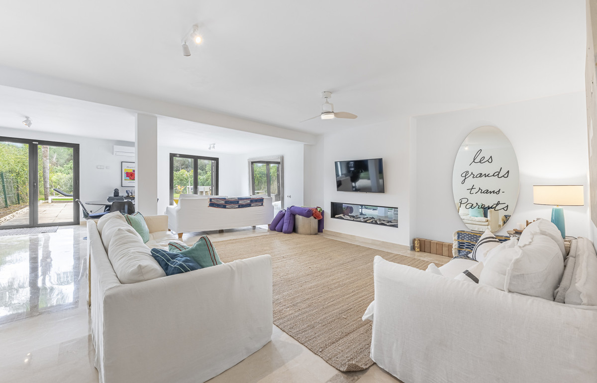 Se vende Villa - Chalet de 4 dormitorios en Costa Del Sol, Cadiz, España