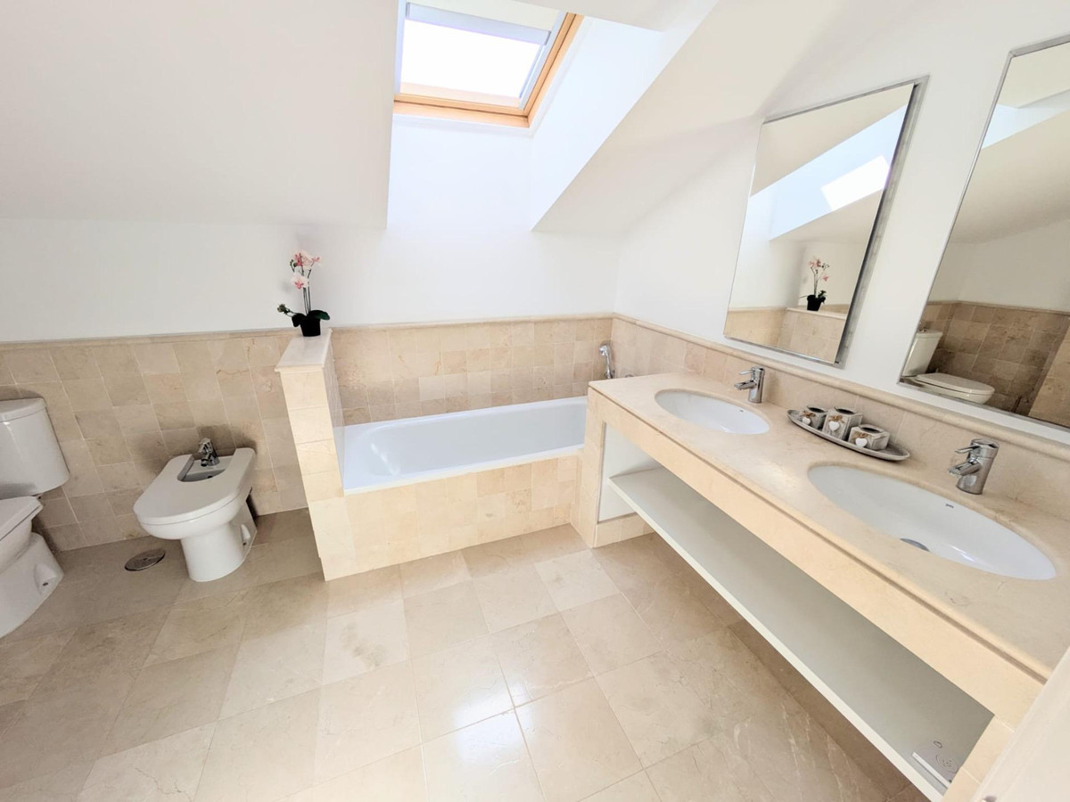 Se vende Villa - Chalet de 4 dormitorios en Costa Del Sol, Málaga, España