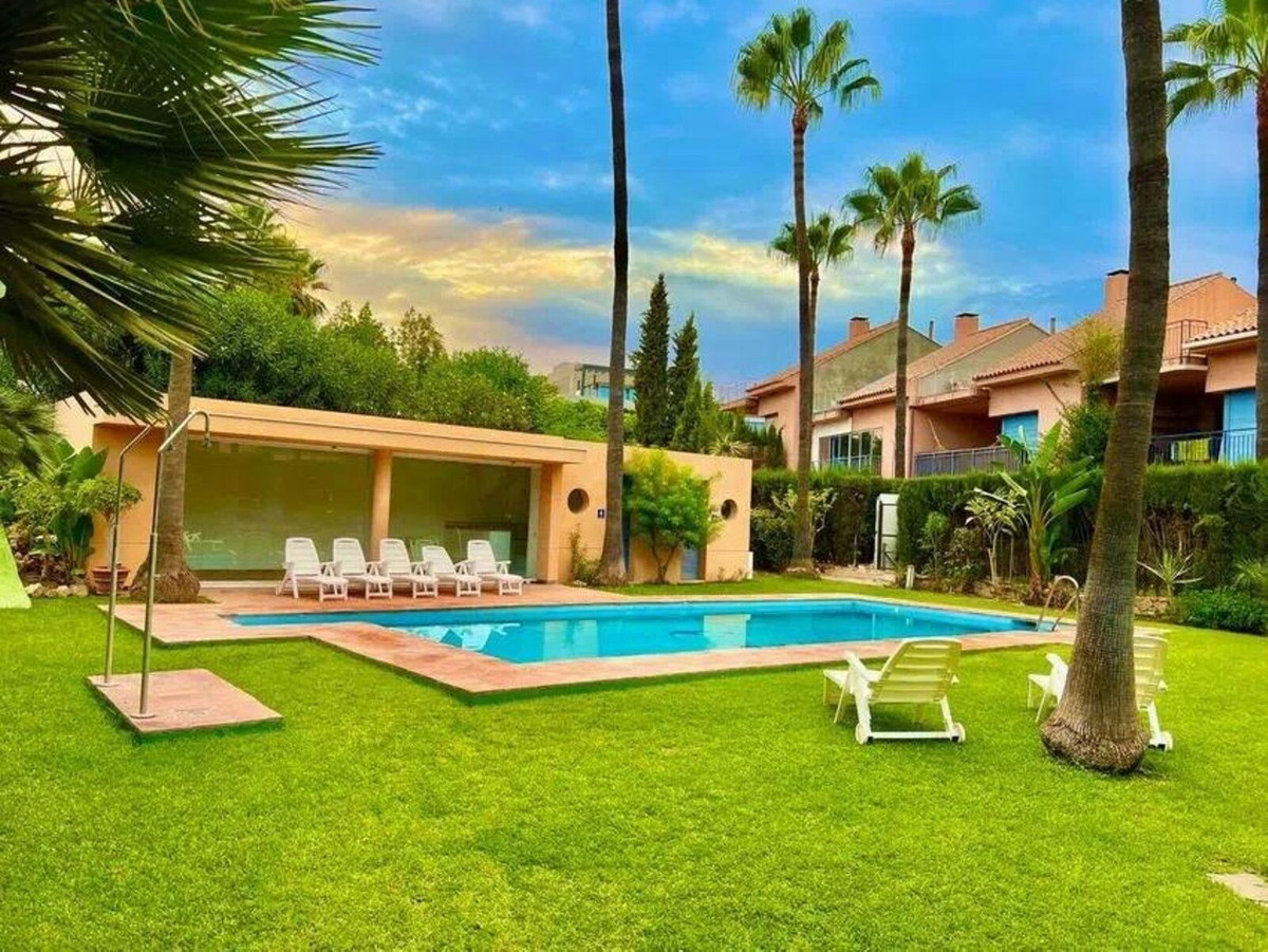5 Bed Townhouse for sale in Nueva Andalucía Costa Del Sol, Málaga, Spain