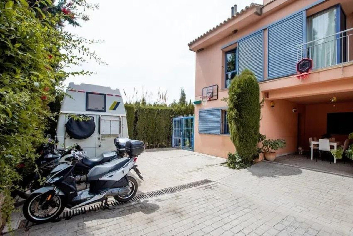 5 Bed Townhouse for sale in Nueva Andalucía Costa Del Sol, Málaga, Spain
