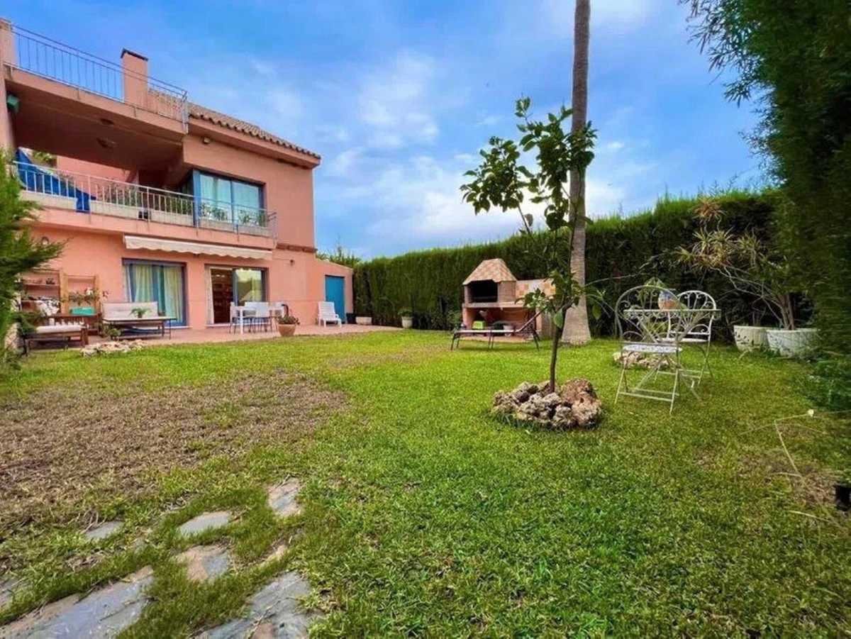 5 Bed Townhouse for sale in Nueva Andalucía Costa Del Sol, Málaga, Spain