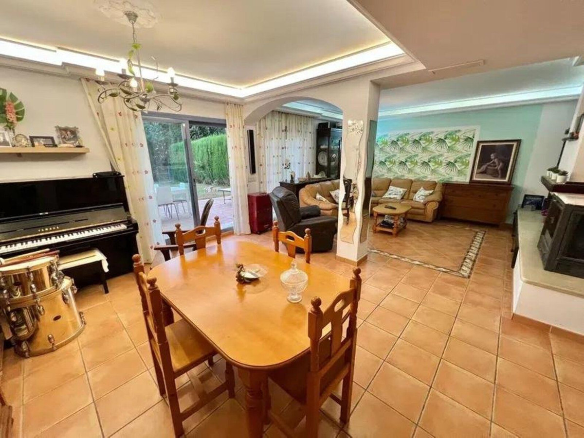 5 Bed Townhouse for sale in Nueva Andalucía Costa Del Sol, Málaga, Spain