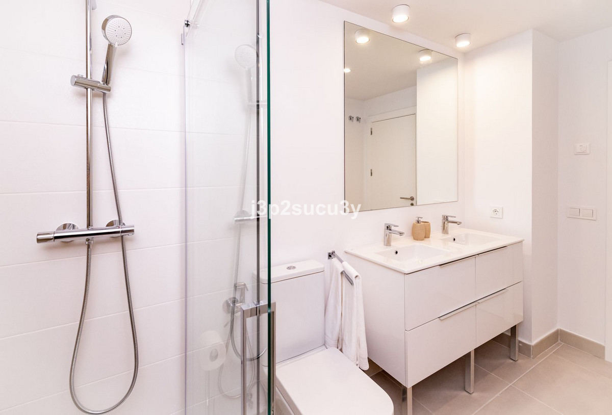 Se vende Apartamento Planta Media de 2 dormitorios en Costa Del Sol, Málaga, España