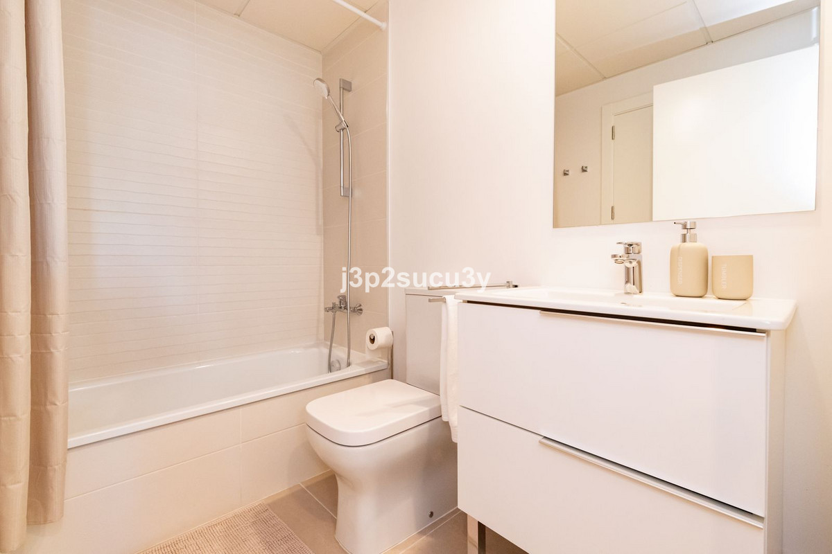 Se vende Apartamento Planta Media de 2 dormitorios en Costa Del Sol, Málaga, España