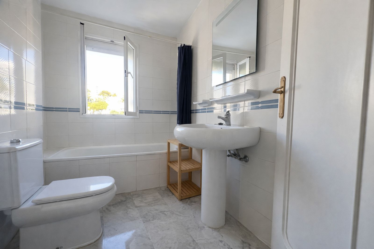 Se vende Apartamento Planta Media de 3 dormitorios en Costa Del Sol, Málaga, España