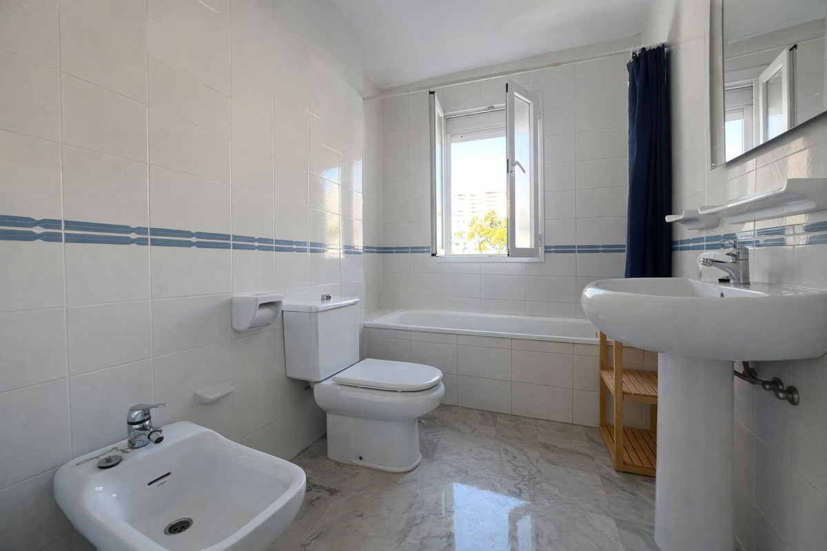 Se vende Apartamento Planta Media de 3 dormitorios en Costa Del Sol, Málaga, España