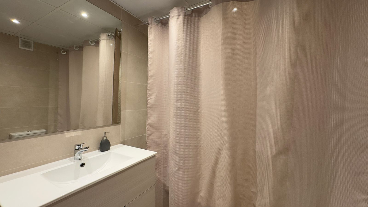 Se vende Apartamento Planta Media de 3 dormitorios en Costa Del Sol, Málaga, España