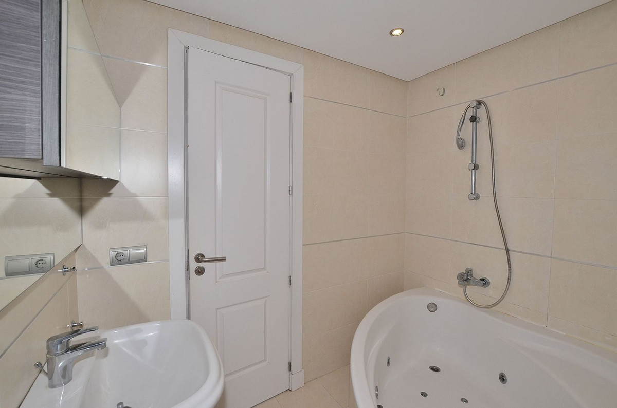 Se vende Apartamento Planta Media de 3 dormitorios en Costa Del Sol, Málaga, España