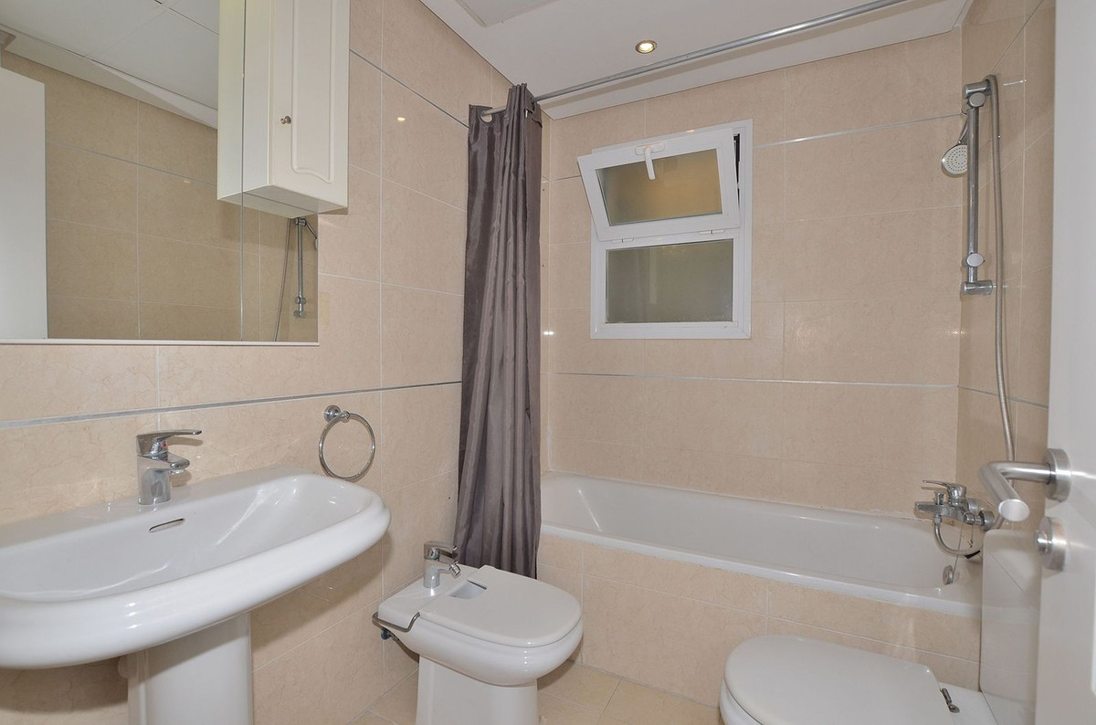 Se vende Apartamento Planta Media de 3 dormitorios en Costa Del Sol, Málaga, España