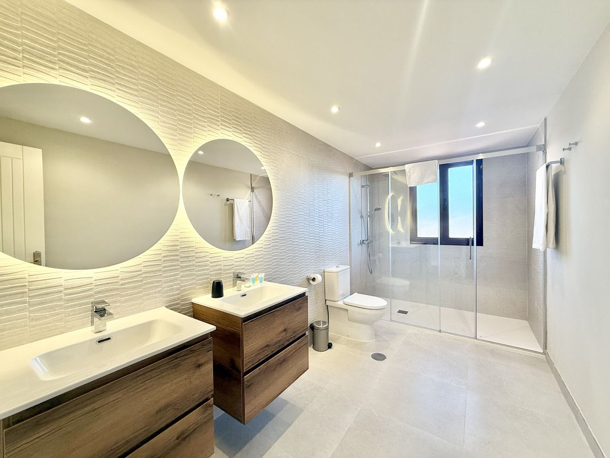 3 Bed Apartment for sale in Benahavís Costa Del Sol, Málaga, Spain