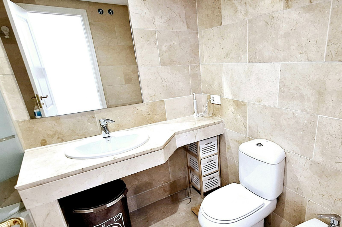 2 Bed Apartment for sale in La Duquesa Costa Del Sol, Málaga, Spain