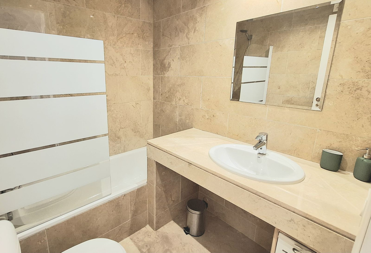 2 Bed Apartment for sale in La Duquesa Costa Del Sol, Málaga, Spain