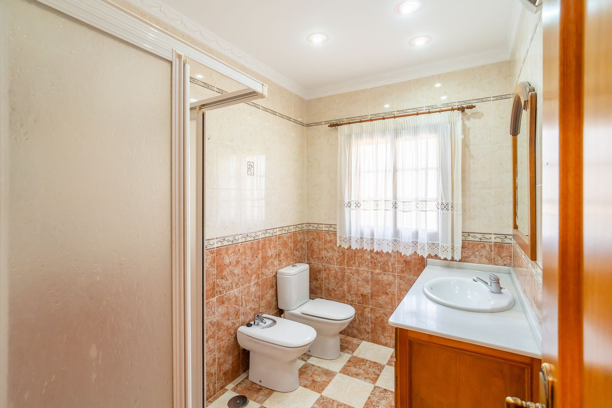 Se vende Villa - Chalet de 5 dormitorios en Costa Del Sol, Málaga, España