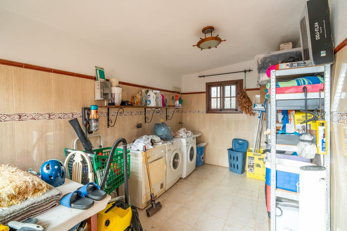 Se vende Villa - Chalet de 5 dormitorios en Costa Del Sol, Málaga, España
