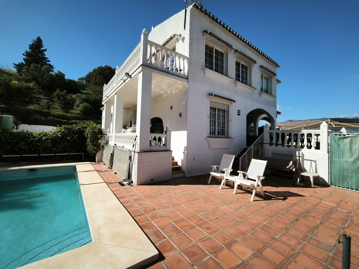 5 Bed Townhouse for sale in Cerros Del Aguila Costa Del Sol, Málaga, Spain