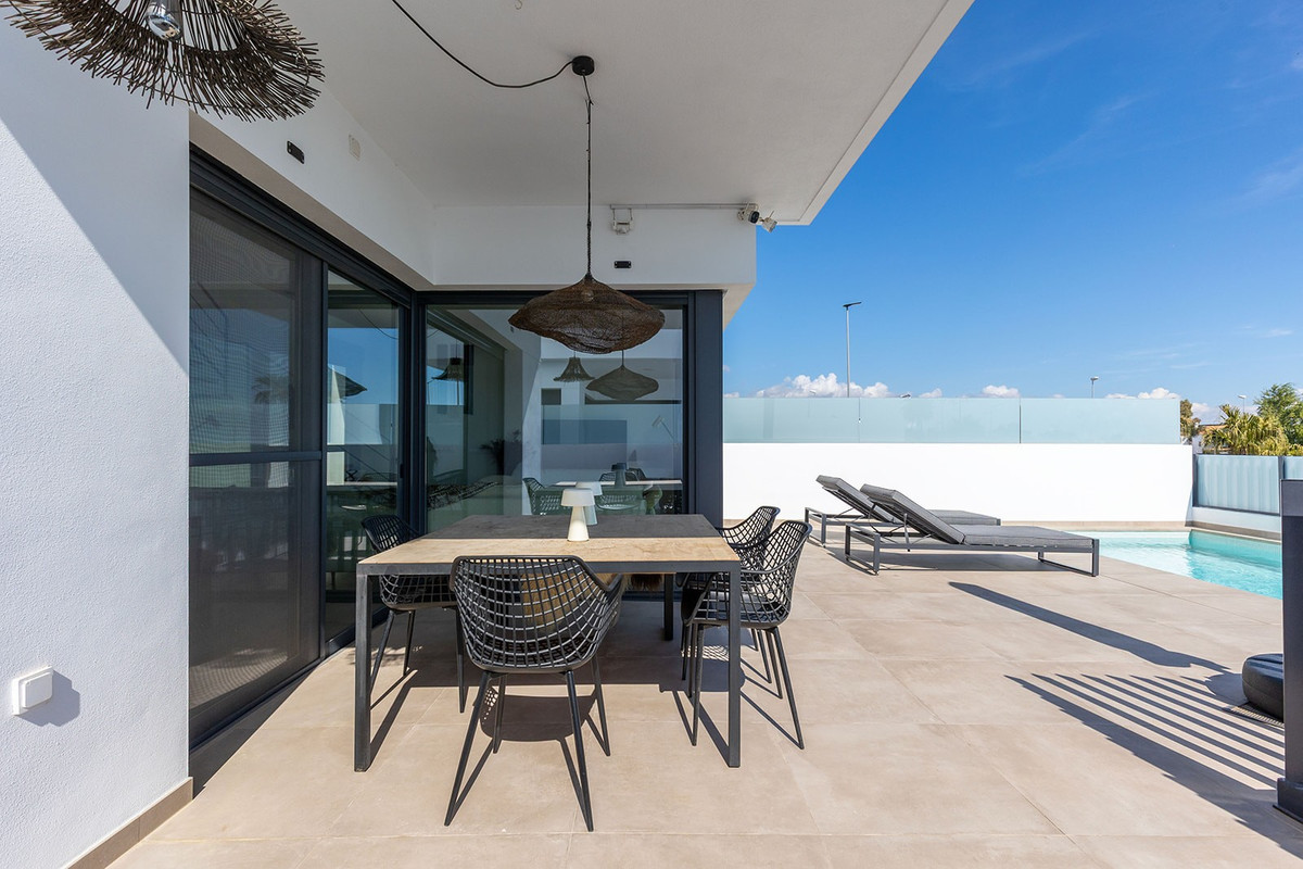 Se vende Villa - Chalet de 3 dormitorios en Costa Blanca, Alicante, España