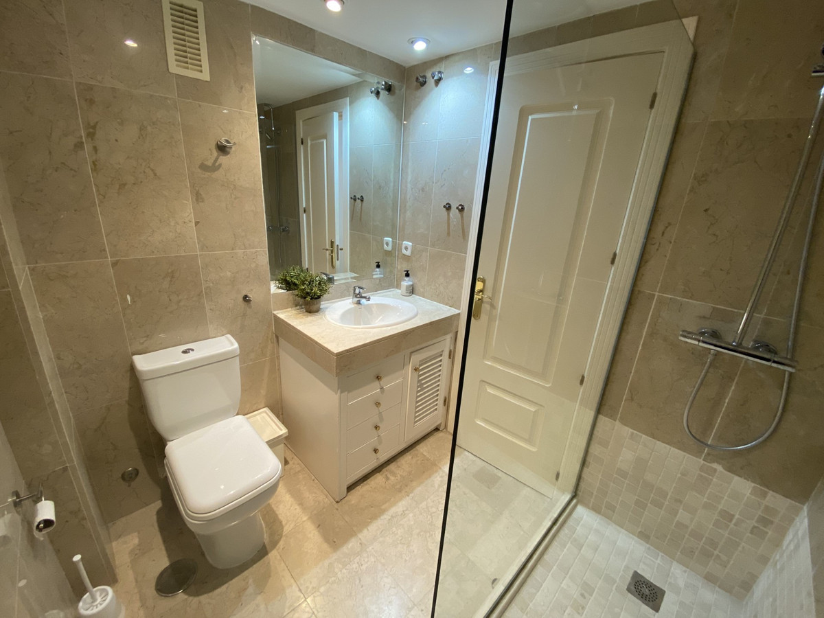 Se vende Apartamento Planta Media de 2 dormitorios en Costa Del Sol, Málaga, España