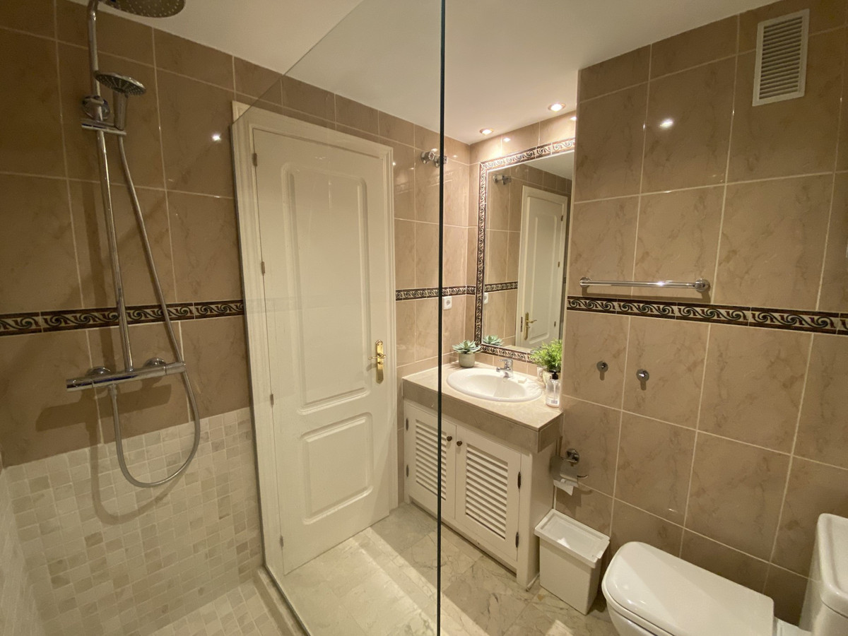 Se vende Apartamento Planta Media de 2 dormitorios en Costa Del Sol, Málaga, España