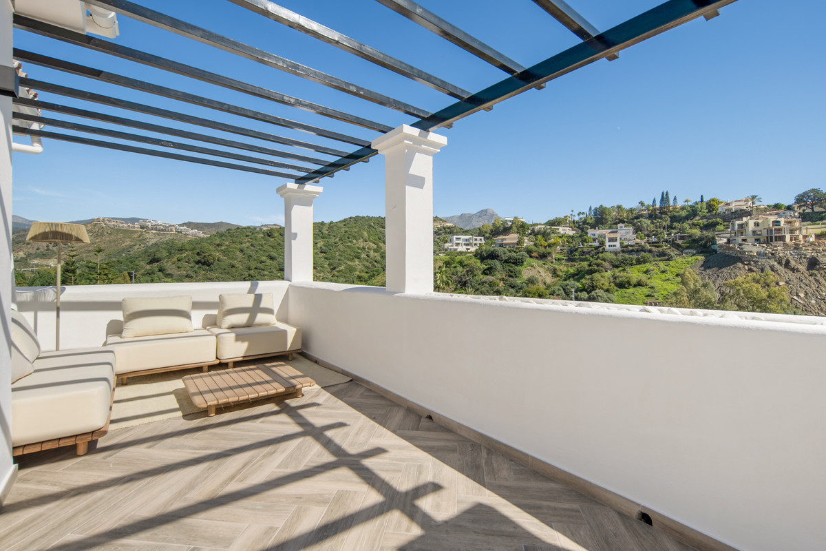 3 Bed Apartment for sale in La Quinta Costa Del Sol, Málaga, Spain