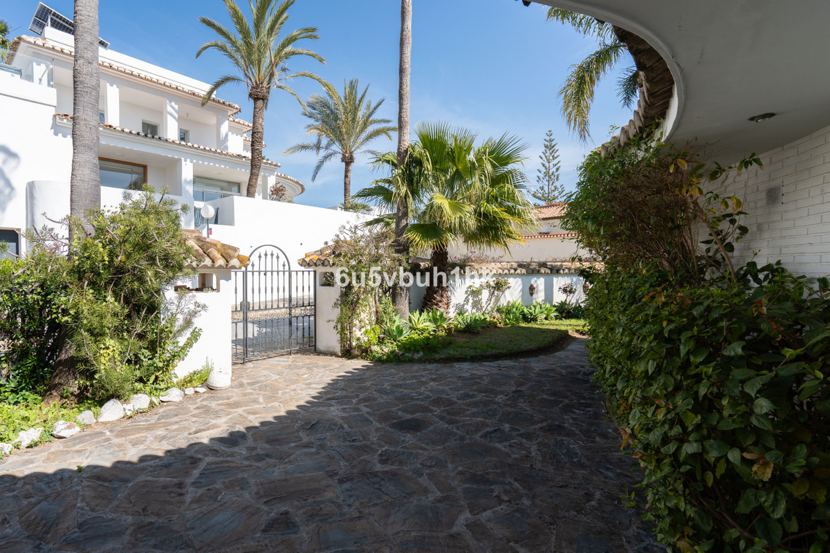 5 Bed Townhouse for sale in Calahonda Costa Del Sol, Málaga, Spain