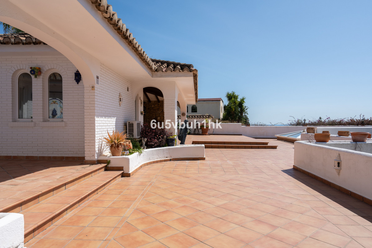 5 Bed Townhouse for sale in Calahonda Costa Del Sol, Málaga, Spain