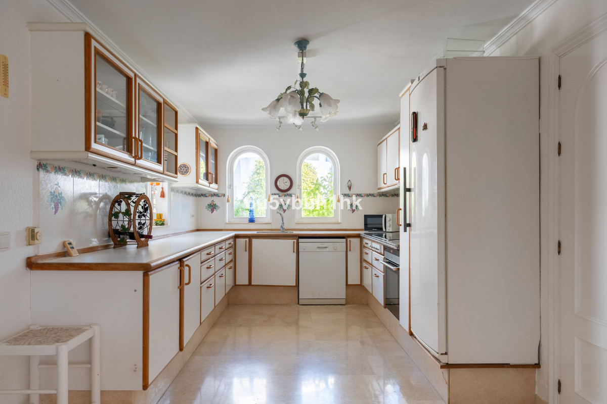 5 Bed Townhouse for sale in Calahonda Costa Del Sol, Málaga, Spain