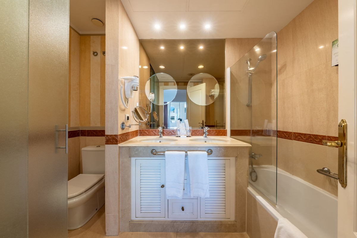 Se vende Apartamento Planta Media de 2 dormitorios en Costa Del Sol, Málaga, España