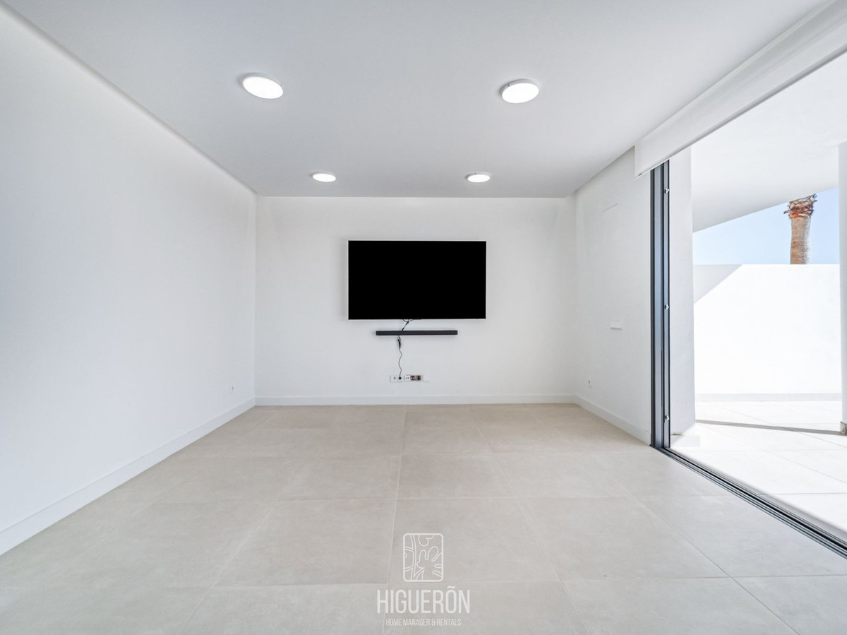 3 Bed Apartment for sale in Fuengirola Costa Del Sol, Málaga, Spain