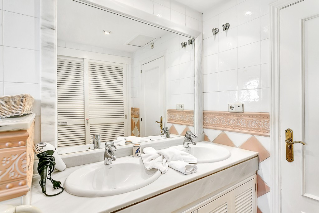 3 Bed Apartment for sale in Marbella Costa Del Sol, Málaga, Spain