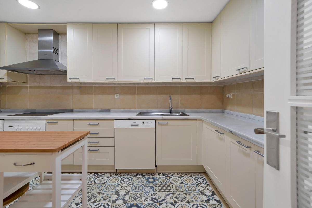 3 Bed Apartment for sale in The Golden Mile Costa Del Sol, Málaga, Spain
