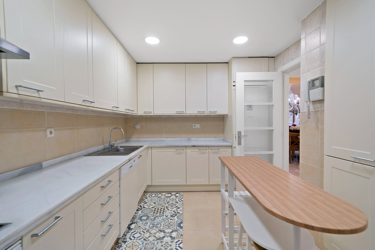 3 Bed Apartment for sale in The Golden Mile Costa Del Sol, Málaga, Spain