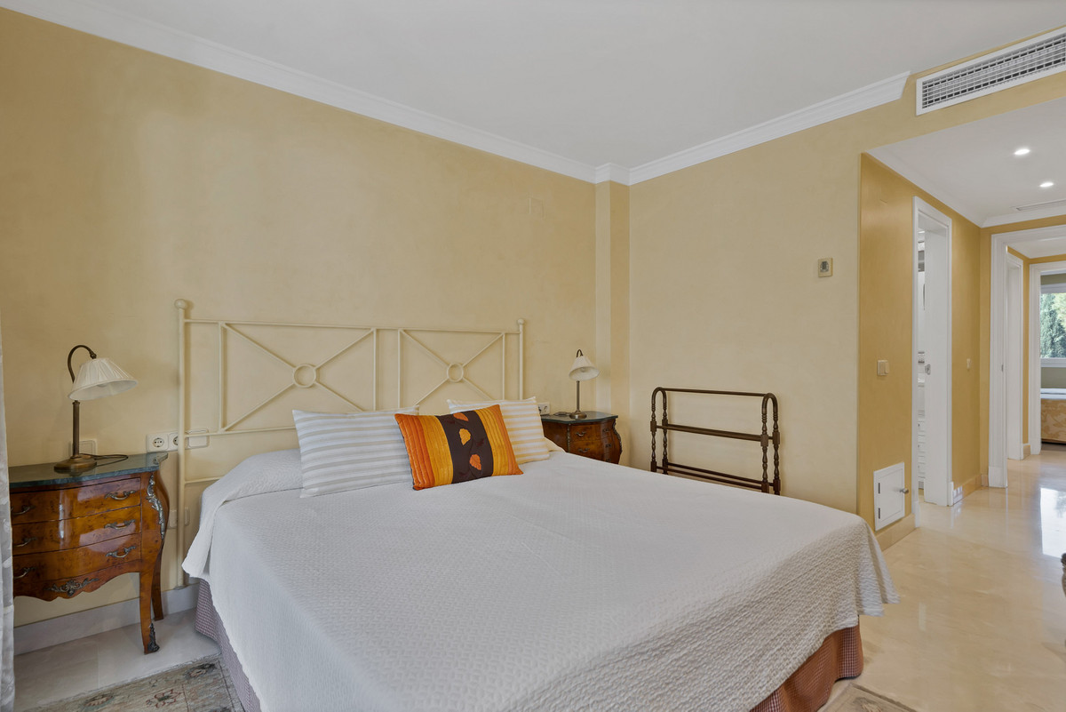 3 Bed Apartment for sale in The Golden Mile Costa Del Sol, Málaga, Spain