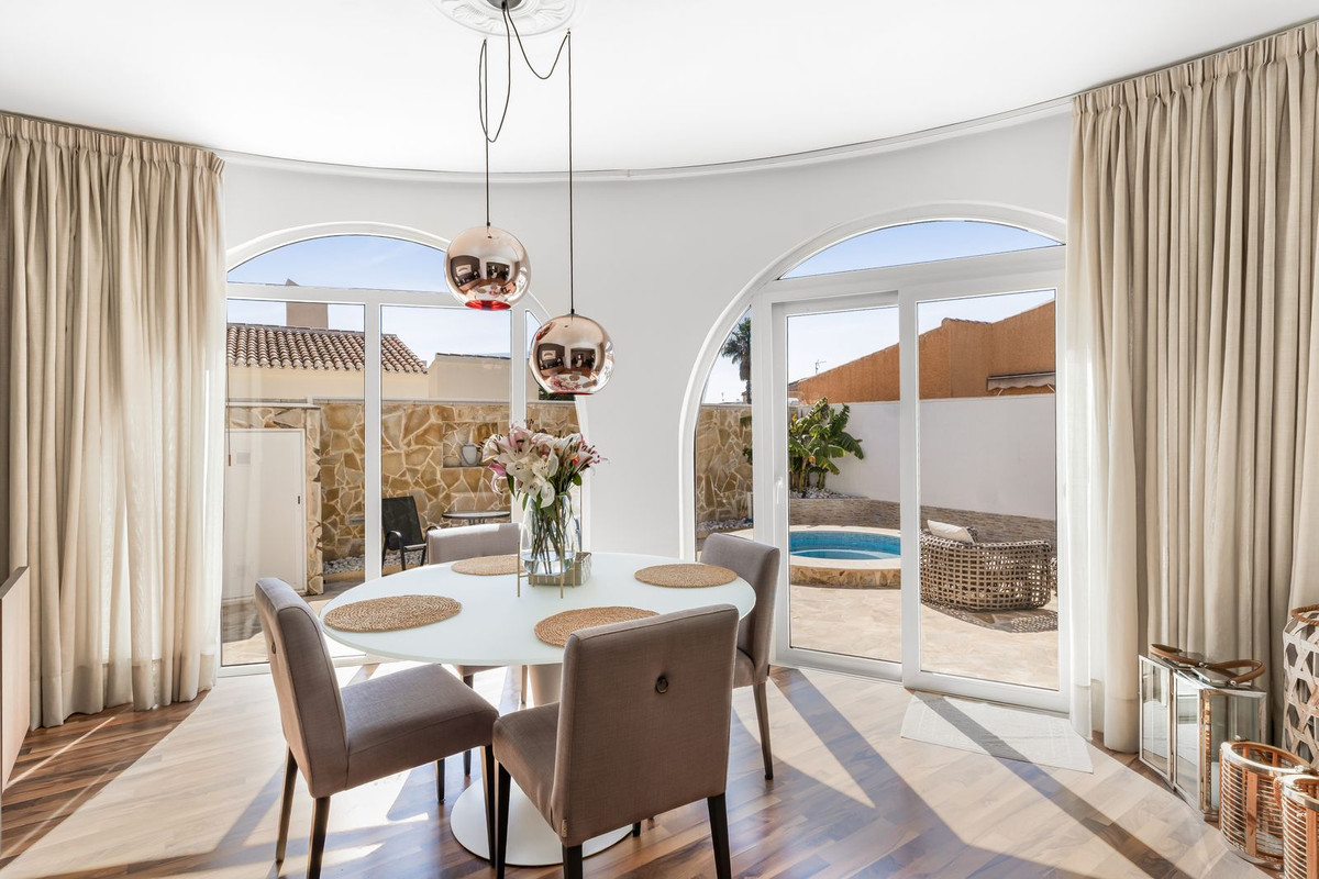 Se vende Villa - Chalet de 5 dormitorios en Costa Blanca, Alicante, España