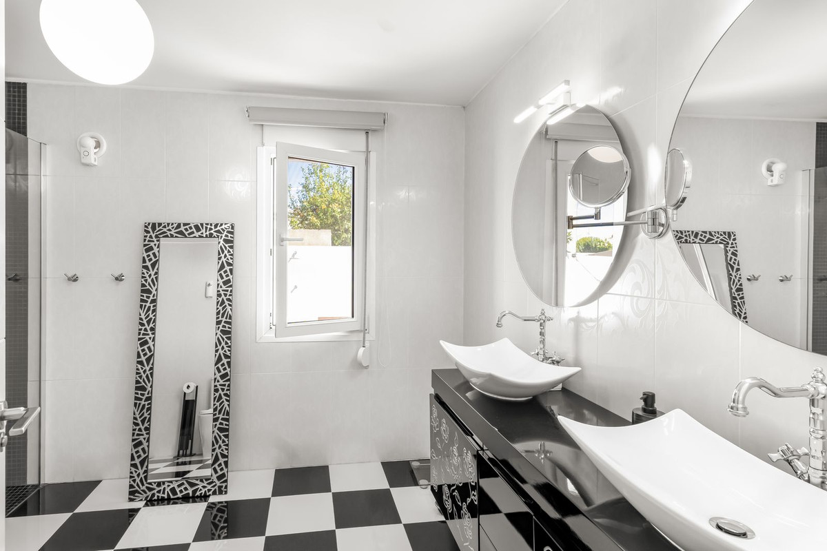 Se vende Villa - Chalet de 5 dormitorios en Costa Blanca, Alicante, España