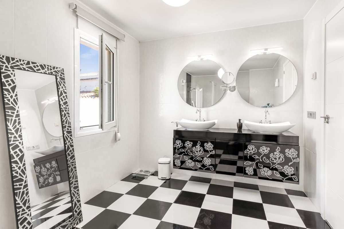 Se vende Villa - Chalet de 5 dormitorios en Costa Blanca, Alicante, España